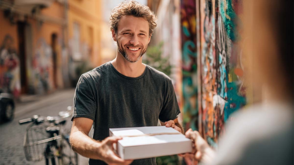 Mann mit Paket bei Lieferung