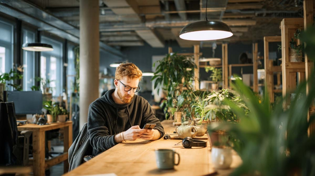 job-arbeit-zeit-beispiel-cannabis-bestellen-liefern-lassen-rezept-online-coworking-mann-sucht-blueten